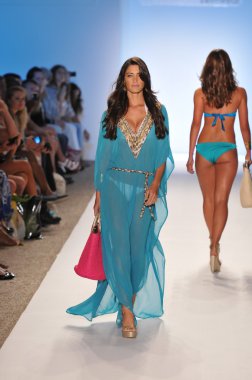 Miami - 16 Temmuz: yürüyüş caffe mayo koleksiyonu için ilkbahar, yaz 2012 mercedes-benz yüzmek moda haftası 16 Temmuz 2011 Miami, pist model fl