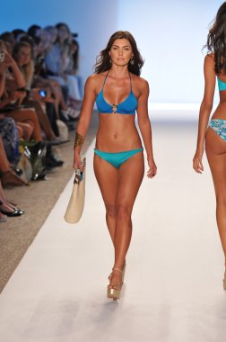 Miami - 16 Temmuz: yürüyüş caffe mayo koleksiyonu için ilkbahar, yaz 2012 mercedes-benz yüzmek moda haftası 16 Temmuz 2011 Miami, pist model fl