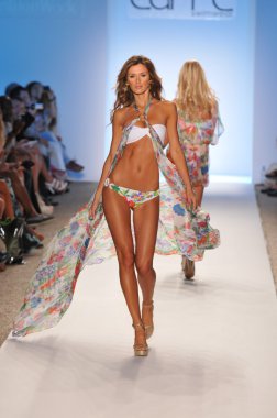 Miami - 16 Temmuz: yürüyüş caffe mayo koleksiyonu için ilkbahar, yaz 2012 mercedes-benz yüzmek moda haftası 16 Temmuz 2011 Miami, pist model fl