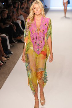 Miami - 16 Temmuz: yürüyüş caffe mayo koleksiyonu için ilkbahar, yaz 2012 mercedes-benz yüzmek moda haftası 16 Temmuz 2011 Miami, pist model fl