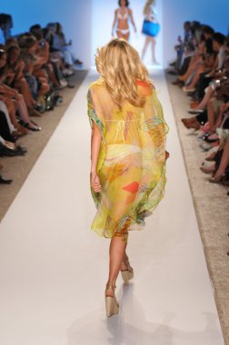 Miami - 16 Temmuz: yürüyüş caffe mayo koleksiyonu için ilkbahar, yaz 2012 mercedes-benz yüzmek moda haftası 16 Temmuz 2011 Miami, pist model fl