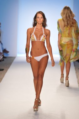 Miami - 16 Temmuz: yürüyüş caffe mayo koleksiyonu için ilkbahar, yaz 2012 mercedes-benz yüzmek moda haftası 16 Temmuz 2011 Miami, pist model fl