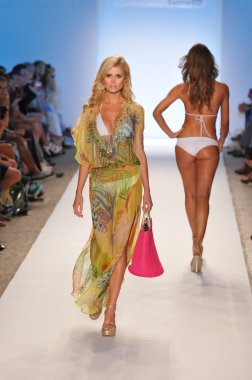 Miami - 16 Temmuz: yürüyüş caffe mayo koleksiyonu için ilkbahar, yaz 2012 mercedes-benz yüzmek moda haftası 16 Temmuz 2011 Miami, pist model fl