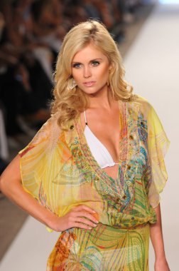 Miami - 16 Temmuz: yürüyüş caffe mayo koleksiyonu için ilkbahar, yaz 2012 mercedes-benz yüzmek moda haftası 16 Temmuz 2011 Miami, pist model fl