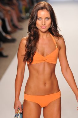 Miami - 16 Temmuz: yürüyüş caffe mayo koleksiyonu için ilkbahar, yaz 2012 mercedes-benz yüzmek moda haftası 16 Temmuz 2011 Miami, pist model fl