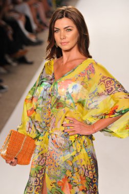 Miami - 16 Temmuz: yürüyüş caffe mayo koleksiyonu için ilkbahar, yaz 2012 mercedes-benz yüzmek moda haftası 16 Temmuz 2011 Miami, pist model fl