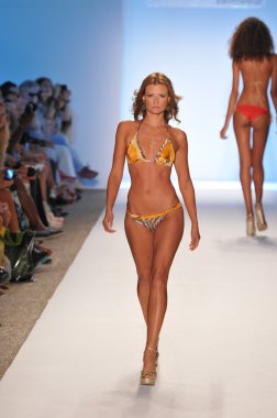 Miami - 16 Temmuz: yürüyüş caffe mayo koleksiyonu için ilkbahar, yaz 2012 mercedes-benz yüzmek moda haftası 16 Temmuz 2011 Miami, pist model fl