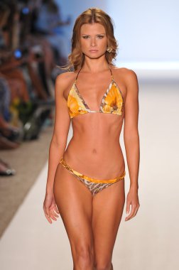 Miami - 16 Temmuz: yürüyüş caffe mayo koleksiyonu için ilkbahar, yaz 2012 mercedes-benz yüzmek moda haftası 16 Temmuz 2011 Miami, pist model fl