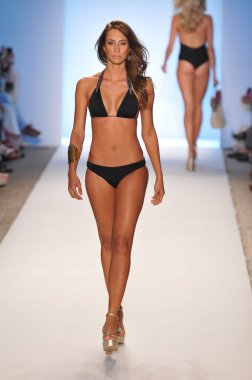 Miami - 16 Temmuz: yürüyüş caffe mayo koleksiyonu için ilkbahar, yaz 2012 mercedes-benz yüzmek moda haftası 16 Temmuz 2011 Miami, pist model fl
