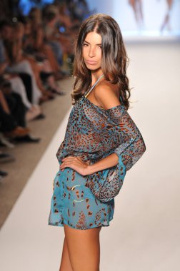 Miami - 16 Temmuz: yürüyüş caffe mayo koleksiyonu için ilkbahar, yaz 2012 mercedes-benz yüzmek moda haftası 16 Temmuz 2011 Miami, pist model fl