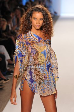 Miami - 16 Temmuz: yürüyüş caffe mayo koleksiyonu için ilkbahar, yaz 2012 mercedes-benz yüzmek moda haftası 16 Temmuz 2011 Miami, pist model fl