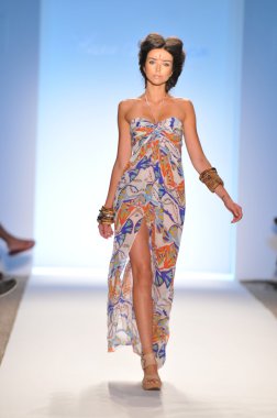 Miami - 16 Temmuz: model hoffman mayo koleksiyon ilkbahar, yaz 2012 mercedes-benz moda haftası 16 Temmuz 2011 tarihinde miami, yüzmek mara pist yürür fl