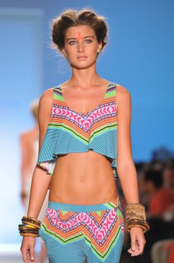 Miami - 16 Temmuz: model hoffman mayo koleksiyon ilkbahar, yaz 2012 mercedes-benz moda haftası 16 Temmuz 2011 tarihinde miami, yüzmek mara pist yürür fl