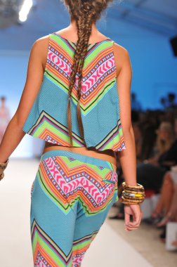 Miami - 16 Temmuz: model hoffman mayo koleksiyon ilkbahar, yaz 2012 mercedes-benz moda haftası 16 Temmuz 2011 tarihinde miami, yüzmek mara pist yürür fl