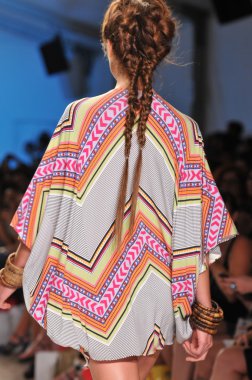 Miami - 16 Temmuz: model hoffman mayo koleksiyon ilkbahar, yaz 2012 mercedes-benz moda haftası 16 Temmuz 2011 tarihinde miami, yüzmek mara pist yürür fl
