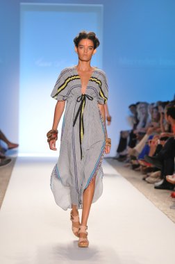 Miami - 16 Temmuz: model hoffman mayo koleksiyon ilkbahar, yaz 2012 mercedes-benz moda haftası 16 Temmuz 2011 tarihinde miami, yüzmek mara pist yürür fl