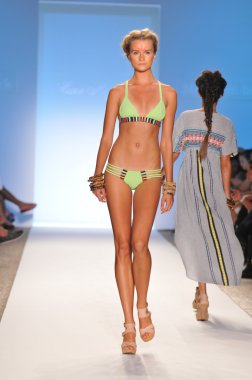 Miami - 16 Temmuz: model hoffman mayo koleksiyon ilkbahar, yaz 2012 mercedes-benz moda haftası 16 Temmuz 2011 tarihinde miami, yüzmek mara pist yürür fl