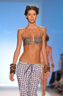 Miami - 16 Temmuz: model hoffman mayo koleksiyon ilkbahar, yaz 2012 mercedes-benz moda haftası 16 Temmuz 2011 tarihinde miami, yüzmek mara pist yürür fl