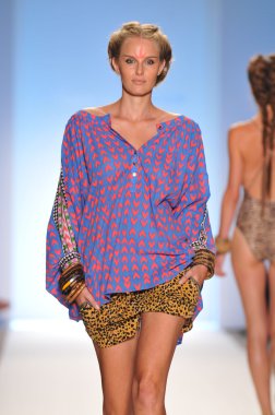 Miami - 16 Temmuz: model hoffman mayo koleksiyon ilkbahar, yaz 2012 mercedes-benz moda haftası 16 Temmuz 2011 tarihinde miami, yüzmek mara pist yürür fl