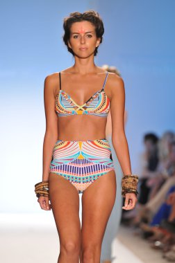 Miami - 16 Temmuz: model hoffman mayo koleksiyon ilkbahar, yaz 2012 mercedes-benz moda haftası 16 Temmuz 2011 tarihinde miami, yüzmek mara pist yürür fl