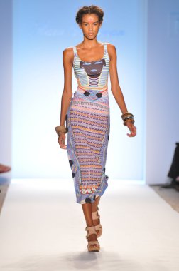 Miami - 16 Temmuz: model hoffman mayo koleksiyon ilkbahar, yaz 2012 mercedes-benz moda haftası 16 Temmuz 2011 tarihinde miami, yüzmek mara pist yürür fl