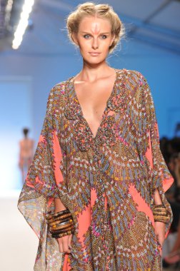 Miami - 16 Temmuz: model hoffman mayo koleksiyon ilkbahar, yaz 2012 mercedes-benz moda haftası 16 Temmuz 2011 tarihinde miami, yüzmek mara pist yürür fl