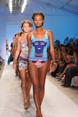 Miami - 16 Temmuz: modelleri yürümek hoffman mayo koleksiyon ilkbahar, yaz 2012 mercedes-benz moda haftası 16 Temmuz 2011 tarihinde miami, yüzmek mara pist fl