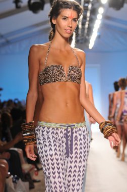 Miami - 16 Temmuz: model hoffman mayo koleksiyon ilkbahar, yaz 2012 mercedes-benz moda haftası 16 Temmuz 2011 tarihinde miami, yüzmek mara pist yürür fl