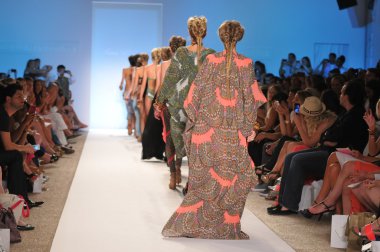 Miami - 16 Temmuz: modelleri yürümek hoffman mayo koleksiyon ilkbahar, yaz 2012 mercedes-benz moda haftası 16 Temmuz 2011 tarihinde miami, yüzmek mara pist fl
