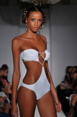 Miami - 16 Temmuz: model todd mayo koleksiyon ilkbahar, yaz 2012 mercedes-benz moda haftası 16 Temmuz 2011 tarihinde miami, yüzmek Shay'in pist yürür fl