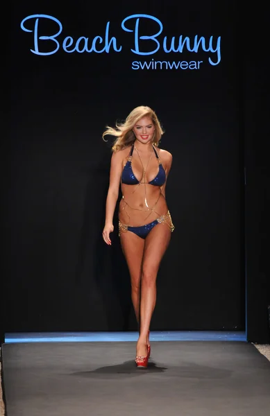 MIAMI - July 14: Model walks runway at the Beach Bunny Swimsuit Collection for Spring, Summer 2012 during Mercedes-Benz Swim Fashion Week on July 14, 2011 in Miami — Stock Photo, Image