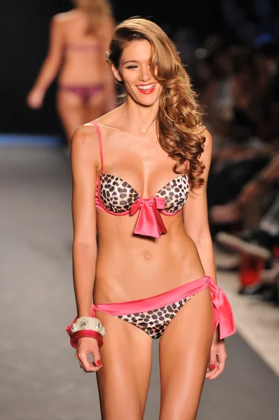 Miami - 14. juli: model läuft laufsteg bei der beach bunny badeanzug kollektion für frühjahr, sommer 2012 während der mercedes-benz swim fashion week am 14. juli 2011 in miami, fll — Stockfoto