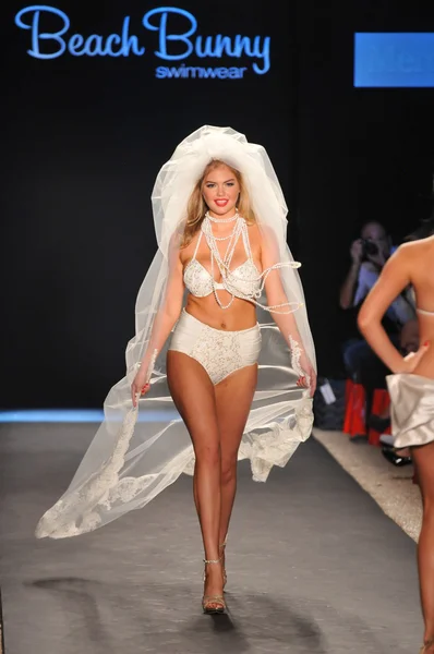 MIAMI - July 14: Model Kate Upton walks runway at the Beach Bunny Swimsuit Collection for Spring, Summer 2012 during Mercedes-Benz Swim Fashion Week on July 14, 2011 in Miami, FL — Stock Photo, Image