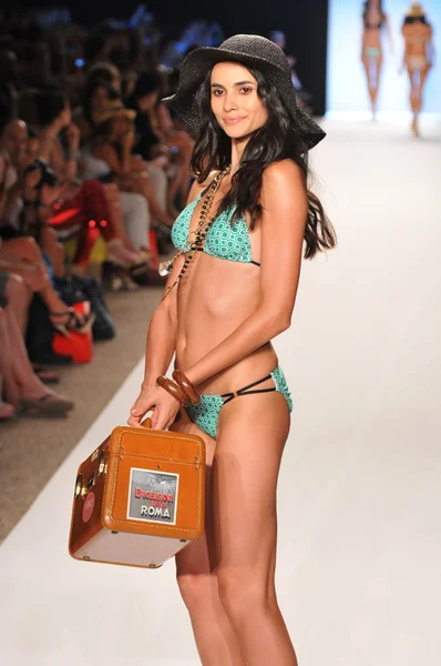 MIAMI - 15 DE JULIO: Modelo camina por la pasarela en la L Space Swimsuit Collection para la primavera, verano 2012 durante la Mercedes-Benz Swim Fashion Week el 15 de julio de 2011 en Miami —  Fotos de Stock