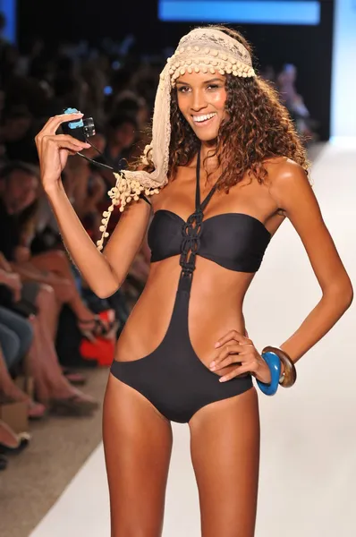 Miami - juli 15: model läuft laufsteg der l space badeanzug kollektion für frühjahr, sommer 2012 während der mercedes-benz swim fashion week am 15. juli 2011 in miami — Stockfoto