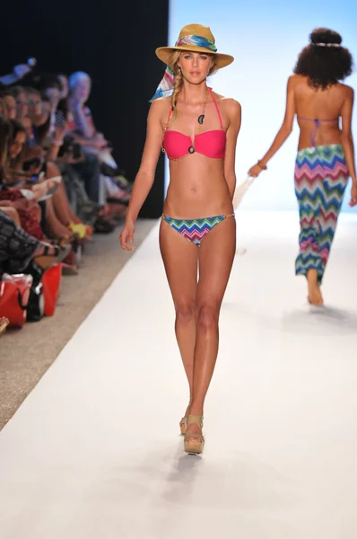 Miami - 15. července: model chodí dráha v kolekci plavky l prostoru pro jaro, léto 2012 během plavání mercedes-benz fashion week v červenci 15, 2011 v miami — Stock fotografie
