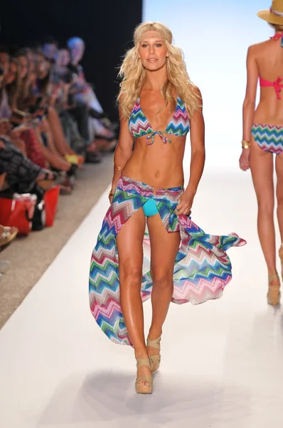 Miami - 15. července: model chodí dráha v kolekci plavky l prostoru pro jaro, léto 2012 během plavání mercedes-benz fashion week v červenci 15, 2011 v miami — Stock fotografie