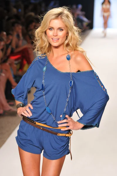 Miami - július 15.: modell sétál a kifutópálya a a l hely fürdőruha kollekció a tavaszi, nyár 2012 mercedes-benz úszni divat héten július 15, 2011-ben miami — Stock Fotó