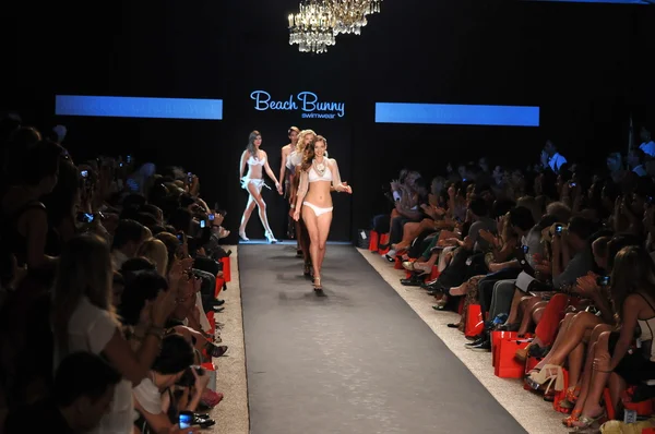 Miami - 14 juli: modell går banan vid samlingen beach bunny baddräkt för våren, sommaren 2012 under mercedes-benz simma fashion week på juli 14, 2011 i miami, fl — Stockfoto