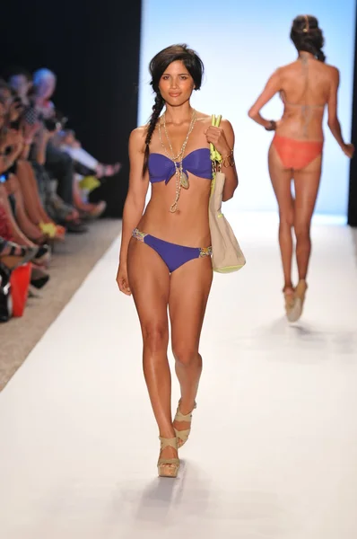 MIAMI - 15 LUGLIO: La modella passeggia in passerella alla L Space Swimsuit Collection per la primavera, estate 2012 durante la Mercedes-Benz Swim Fashion Week il 15 luglio 2011 a Miami — Foto Stock
