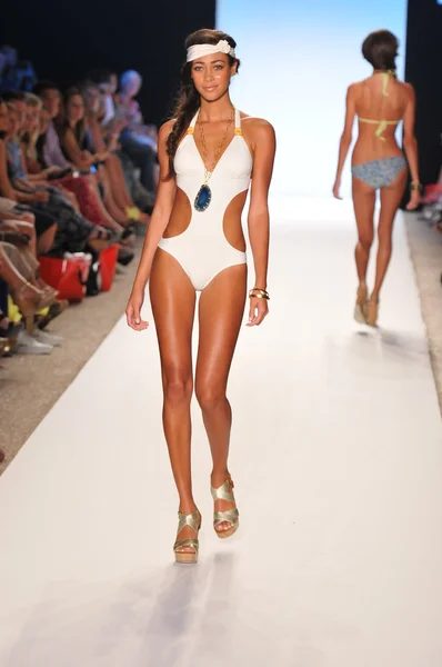 迈阿密 — — 7 月 15 日： 模型走在春天的 l 空间泳装集合跑道，在梅赛德斯-奔驰游泳时装周上 2011 年 7 月 15 日在迈阿密夏天 2012年 — 图库照片
