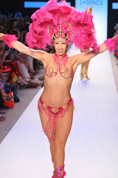 Miami - 14 Temmuz: Brezilyalı dansçı l alan mayo koleksiyonu bahar için pist yürür, 14 Temmuz 2011 Miami da mercedes-benz yüzmek moda haftasında 2012 Yaz