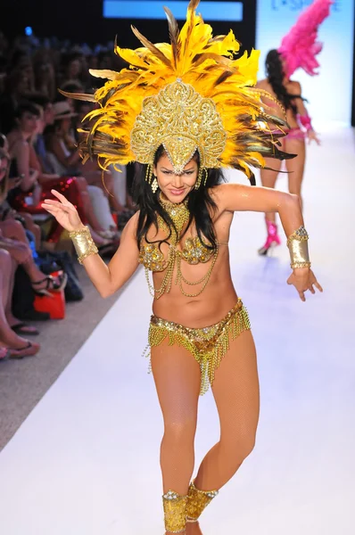 Miami - 14 Temmuz: Brezilyalı dansçı l alan mayo koleksiyonu bahar için pist yürür, 14 Temmuz 2011 Miami da mercedes-benz yüzmek moda haftasında 2012 Yaz