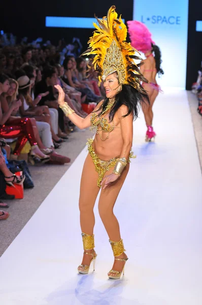Miami - 14 Temmuz: Brezilyalı dansçı l alan mayo koleksiyonu bahar için pist yürür, 14 Temmuz 2011 Miami da mercedes-benz yüzmek moda haftasında 2012 Yaz