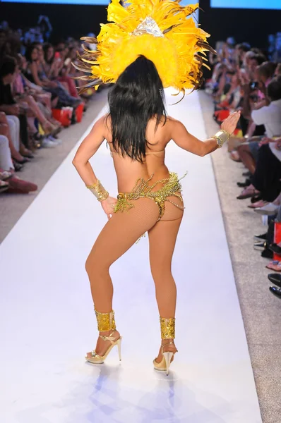 Miami - 14 Temmuz: Brezilyalı dansçı l alan mayo koleksiyonu bahar için pist yürür, 14 Temmuz 2011 Miami da mercedes-benz yüzmek moda haftasında 2012 Yaz