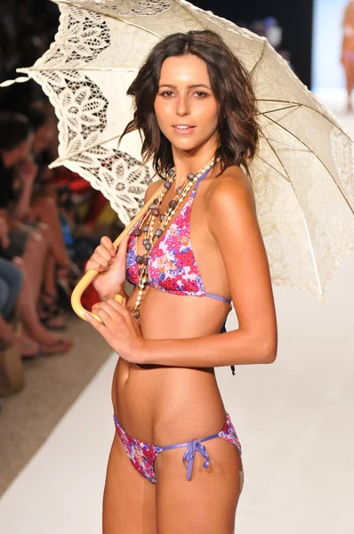 Miami - 15 Temmuz: model l alan mayo koleksiyonu bahar için pist yürür, üzerinde 15 Temmuz 2011 Miami da mercedes-benz yüzmek moda haftasında 2012 Yaz