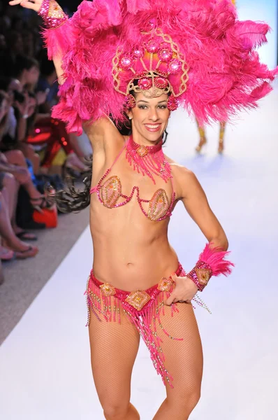 Miami - 14 Temmuz: Brezilyalı dansçı l alan mayo koleksiyonu bahar için pist yürür, 14 Temmuz 2011 Miami da mercedes-benz yüzmek moda haftasında 2012 Yaz