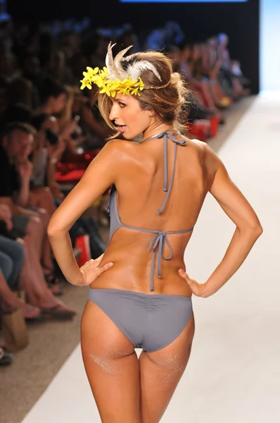 MIAMI - JULI 15: Model spadserer landingsbanen på L Space Swimsuit Collection til forår, sommer 2012 under Mercedes-Benz Swim Fashion Week den 15. juli 2011 i Miami - Stock-foto