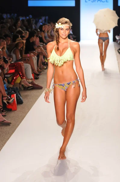 Miami - 15 lipca: Model walks pasa startowego na przestrzeni l kolekcji strój kąpielowy na wiosnę, lato 2012 podczas Mercedes-Benz Fashion Week pływać w dniu 15 lipca 2011 roku w Miami — Zdjęcie stockowe