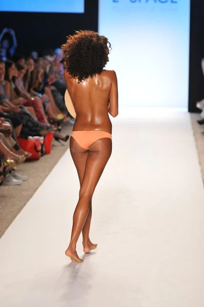 Miami - juli 15: model läuft laufsteg der l space badeanzug kollektion für frühjahr, sommer 2012 während der mercedes-benz swim fashion week am 15. juli 2011 in miami — Stockfoto